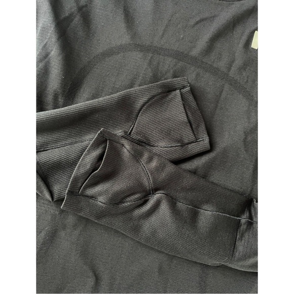 Lululemon Women’s Black Long Sleeve Athletic Shirt with Thumbholes Size 8 - Picture 3 of 3